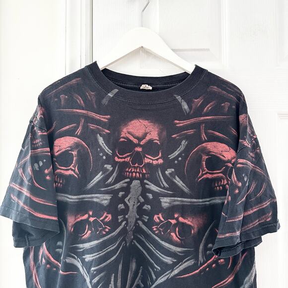 Vintage Anvil Liquid Blue Paper Tag Black 2008 Red Skull Pile Graphic Tee XL - Picture 2 of 16